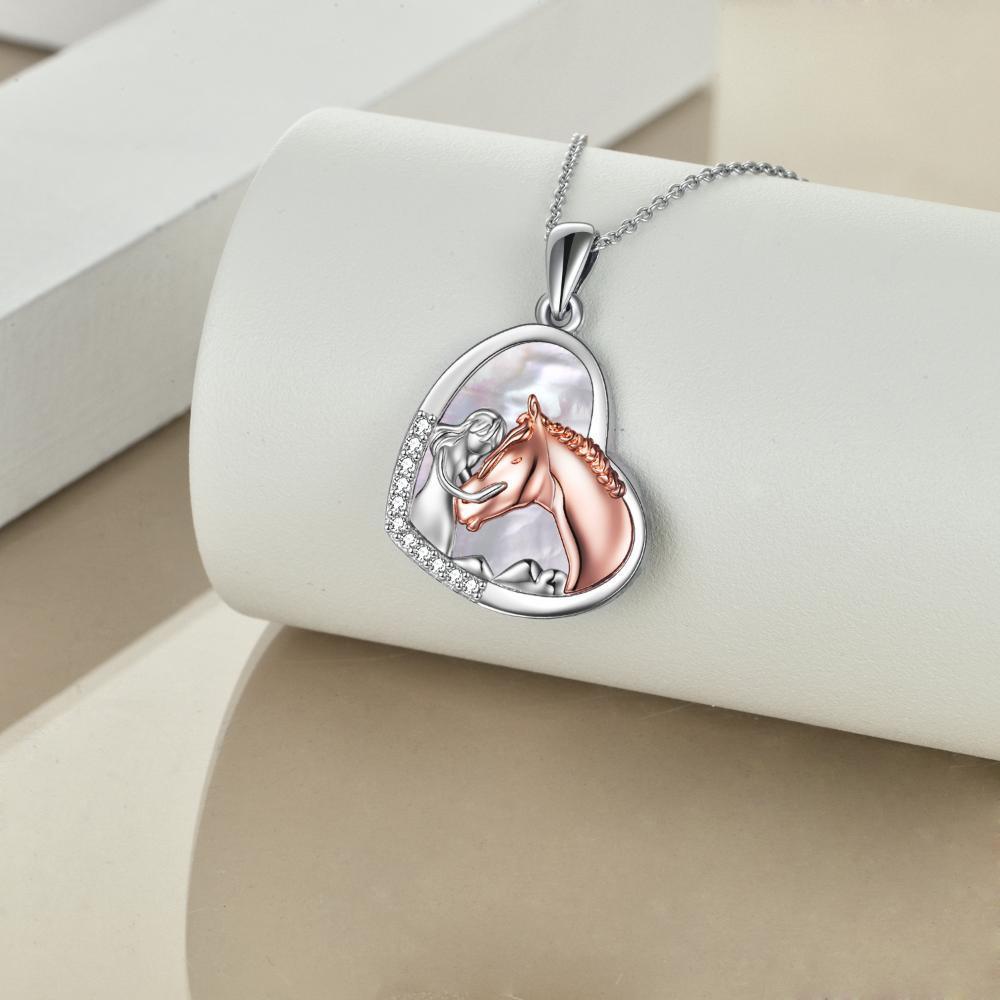 Collar con colgante de corazón de caballo abrazado en plata esterlina para mujeres y niñas