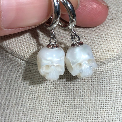 Boucles d'oreilles en argent sterling avec tête de mort et perles d'eau douce