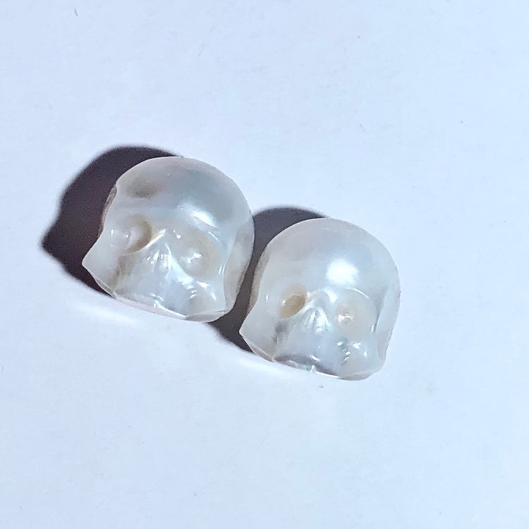 Pendientes de plata de ley con calavera y perlas de agua dulce