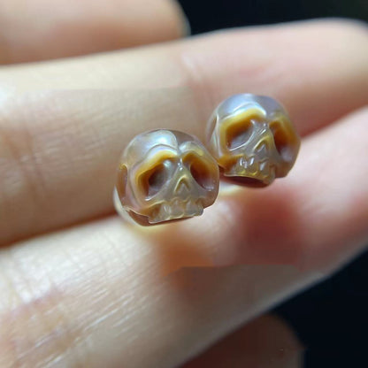 Pendientes de calavera con perla tallada