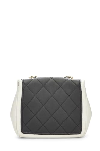 Chanel, Mini sac à rabat graphique en cuir d'agneau matelassé blanc et noir d'occasion, multicolore