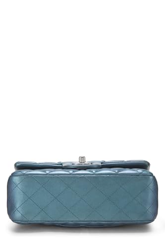 Chanel, sac à main classique à double rabat en cuir d'agneau matelassé bleu irisé de taille moyenne, bleu