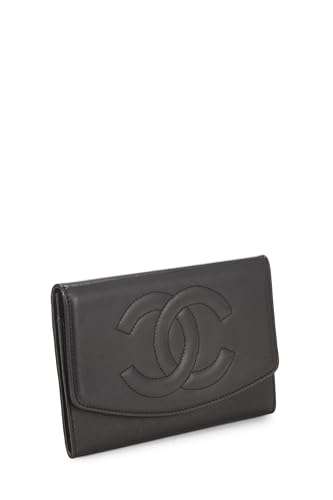 Chanel, portefeuille compact Timeless « CC » en cuir d'agneau noir d'occasion, noir