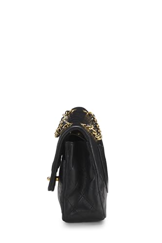 Chanel, sac à main classique à double rabat en cuir d'agneau matelassé noir de taille moyenne, noir