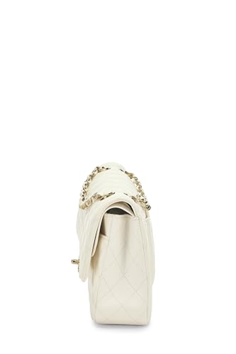 Chanel, sac à main classique à double rabat en cuir d'agneau matelassé blanc de taille moyenne, blanc