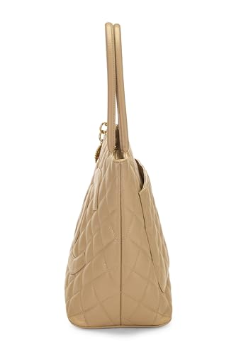 Chanel, sac fourre-tout matelassé à médaillon en caviar beige d'occasion, beige