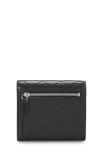 Chanel, portefeuille compact à rabat classique en cuir d'agneau matelassé noir d'occasion, noir