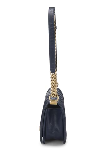 Chanel, sac Boy Caviar matelassé bleu marine de taille moyenne, d'occasion