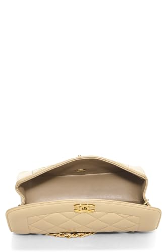 Chanel, Petit sac à rabat classique en cuir d'agneau matelassé beige d'occasion, beige