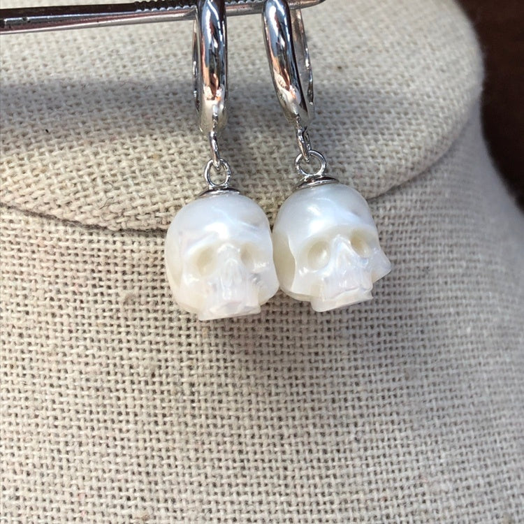 Boucles d'oreilles en argent sterling avec tête de mort et perles d'eau douce