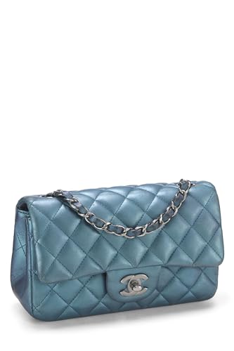 Chanel, sac à main classique à double rabat en cuir d'agneau matelassé bleu irisé de taille moyenne, bleu