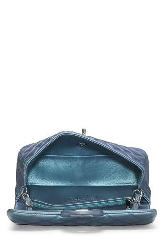 Chanel, sac à main classique à double rabat en cuir d'agneau matelassé bleu irisé de taille moyenne, bleu