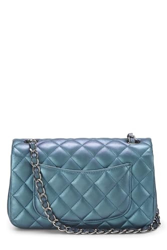 Chanel, sac à main classique à double rabat en cuir d'agneau matelassé bleu irisé de taille moyenne, bleu