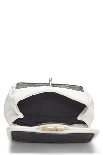 Chanel, Mini sac à rabat graphique en cuir d'agneau matelassé blanc et noir d'occasion, multicolore