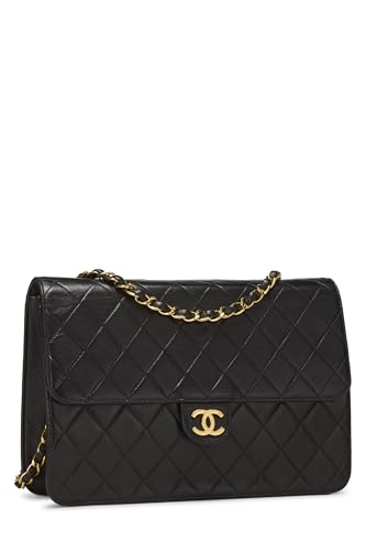 Chanel, sac à rabat matelassé en cuir d'agneau noir de taille moyenne, d'occasion, noir