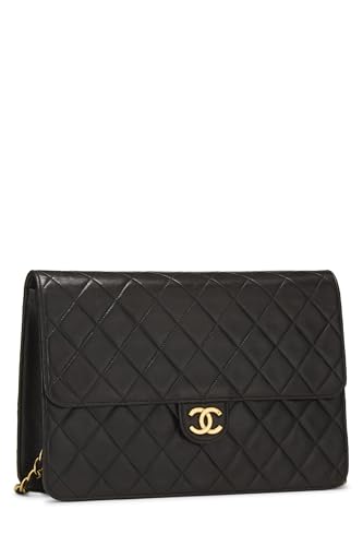 Chanel, sac à rabat matelassé en cuir d'agneau noir de taille moyenne, d'occasion, noir