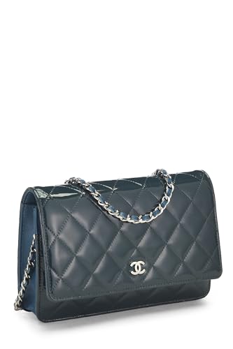 Chanel, Portefeuille en cuir verni matelassé bleu sur chaîne d'occasion (WOC), Bleu