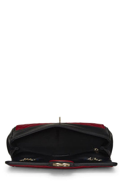 CHANEL, Sac à rabat graphique en cuir d'agneau matelassé rouge et noir d'occasion, taille M, rouge