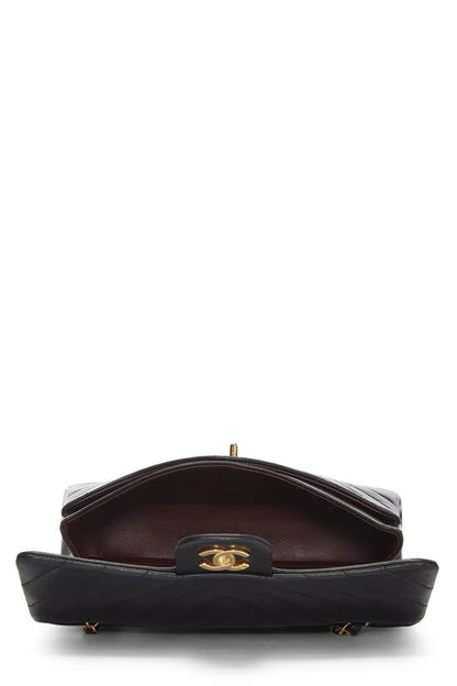 CHANEL, Sac à main classique à double rabat en cuir d'agneau à chevrons noir, taille M, d'occasion, noir