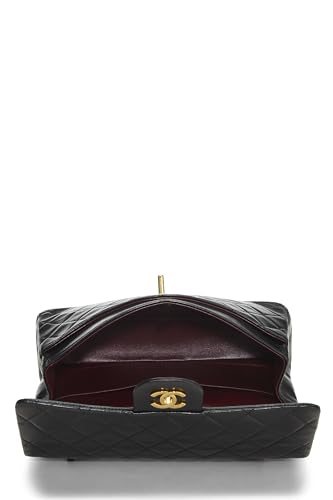 Chanel, sac à main classique à double rabat en cuir d'agneau matelassé noir de taille moyenne, noir