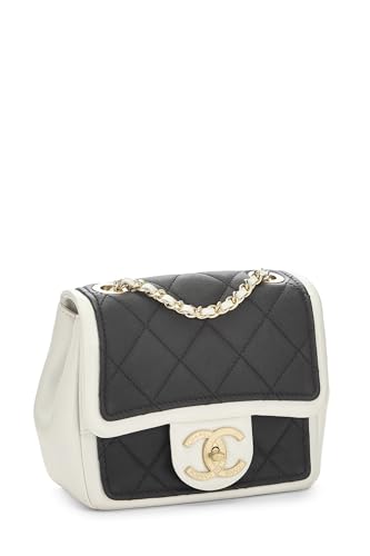 Chanel, Mini sac à rabat graphique en cuir d'agneau matelassé blanc et noir d'occasion, multicolore