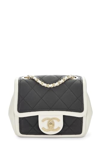 Chanel, Mini sac à rabat graphique en cuir d'agneau matelassé blanc et noir d'occasion, multicolore