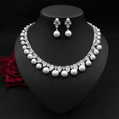 Ensemble de bijoux de dîner avec collier et boucles d'oreilles en perles et zircons