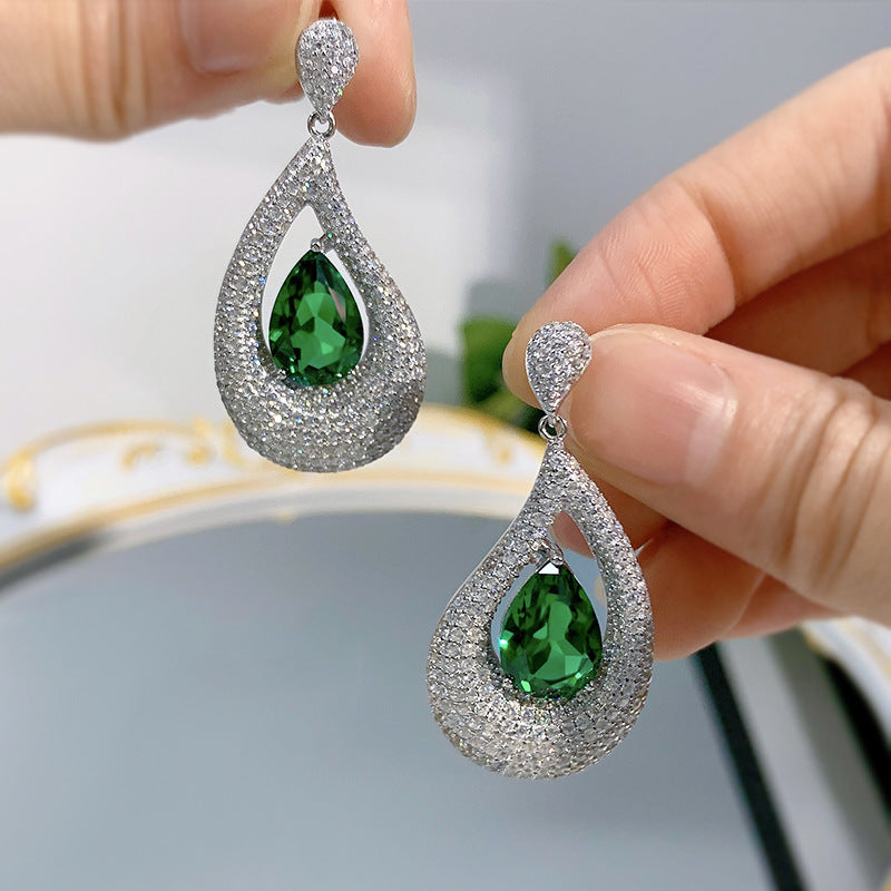 Boucles d'oreilles à tige en émeraude artificielle avec diamants