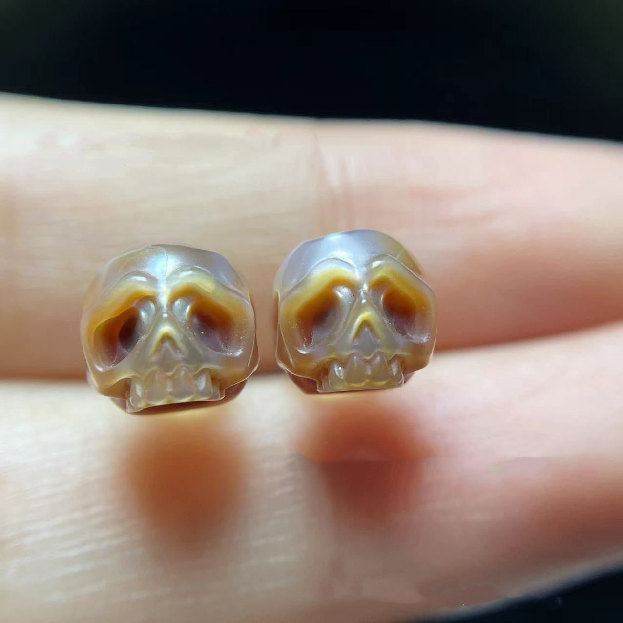 Pendientes de calavera con perla tallada