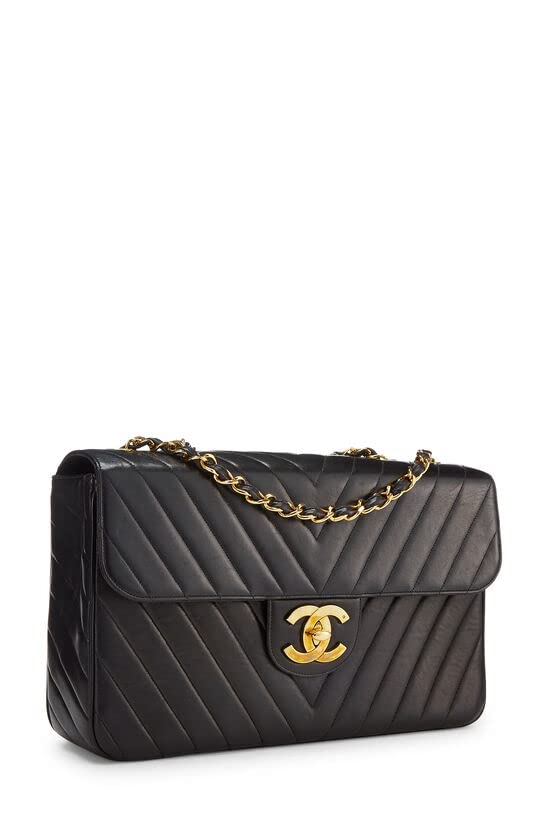 CHANEL, Maxi sac à rabat demi-en cuir d'agneau à chevrons noir d'occasion, noir