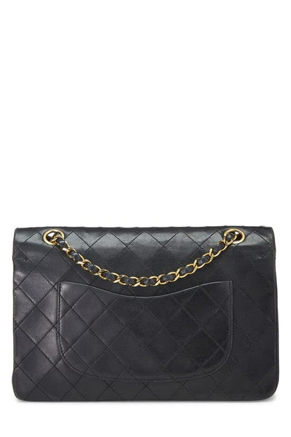 CHANEL, Sac à main classique à double rabat en cuir d'agneau matelassé noir, taille M, d'occasion, noir