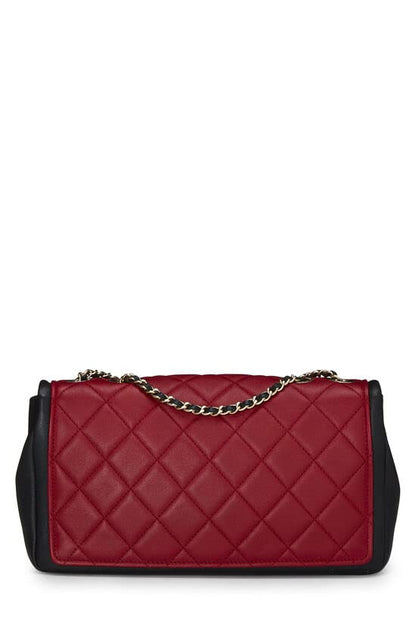 CHANEL, Sac à rabat graphique en cuir d'agneau matelassé rouge et noir d'occasion, taille M, rouge