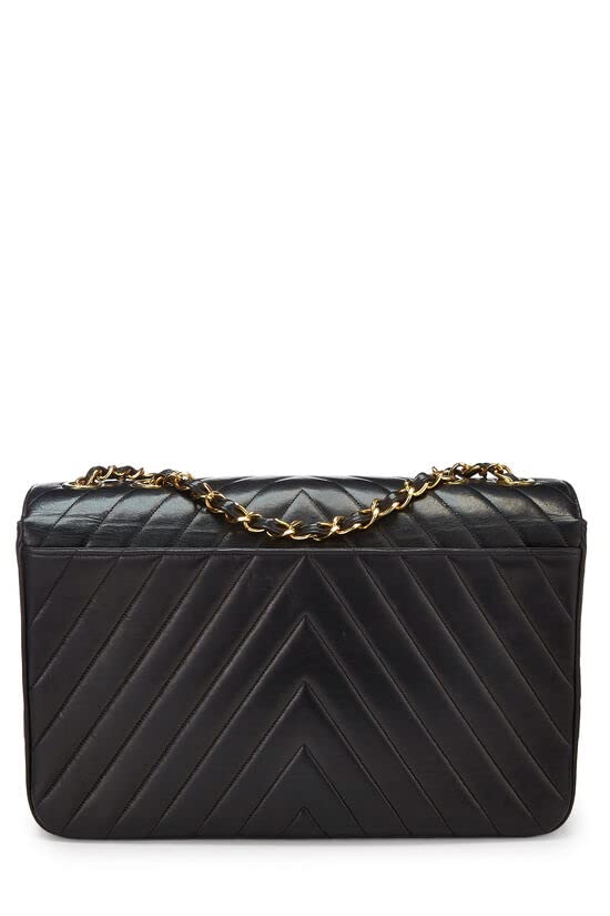 CHANEL, Maxi sac à rabat demi-en cuir d'agneau à chevrons noir d'occasion, noir