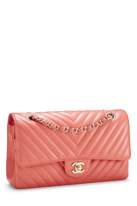 CHANEL, Sac à main classique à double rabat en cuir d'agneau à chevrons rose, taille M, d'occasion, rose