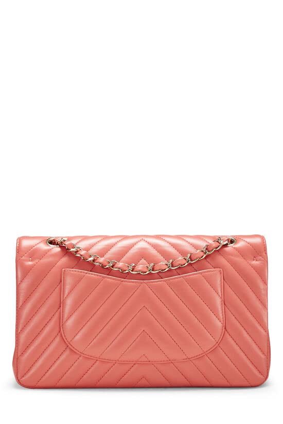 CHANEL, Sac à main classique à double rabat en cuir d'agneau à chevrons rose, taille M, d'occasion, rose