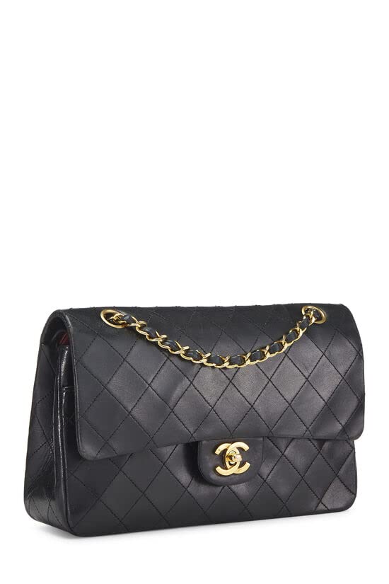 CHANEL, Sac à main classique à double rabat en cuir d'agneau matelassé noir, taille M, d'occasion, noir