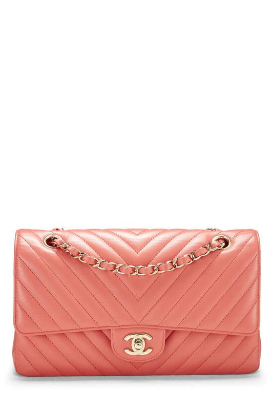 CHANEL, Sac à main classique à double rabat en cuir d'agneau à chevrons rose, taille M, d'occasion, rose