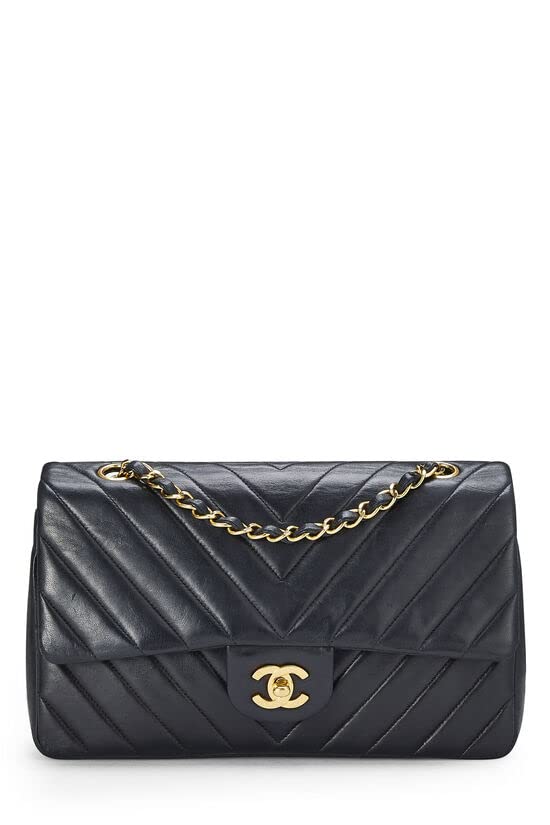 CHANEL, Sac à main classique à double rabat en cuir d'agneau à chevrons noir, taille M, d'occasion, noir