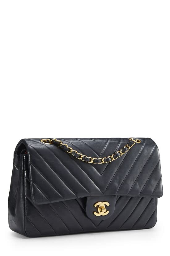 CHANEL, Sac à main classique à double rabat en cuir d'agneau à chevrons noir, taille M, d'occasion, noir