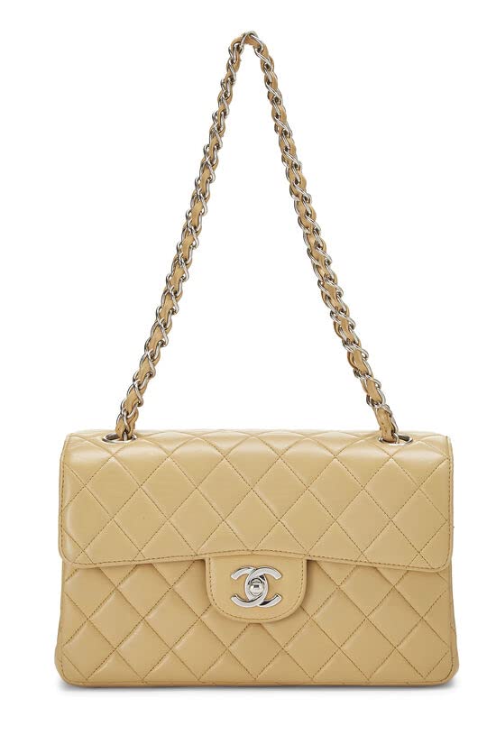 CHANEL, Solapa clásica de doble cara acolchada en piel de cordero beige Pre-Loved pequeña, Beige