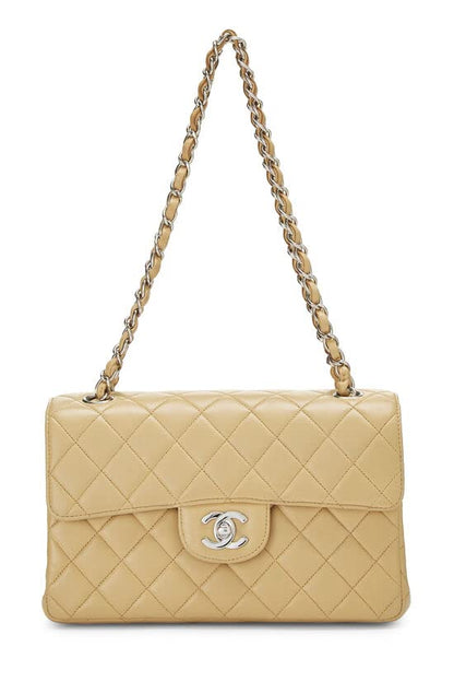 CHANEL, Solapa clásica de doble cara acolchada en piel de cordero beige Pre-Loved pequeña, Beige