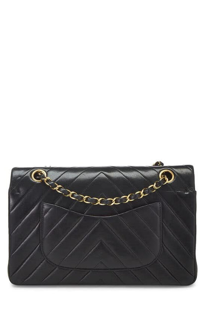 CHANEL, Sac à main classique à double rabat en cuir d'agneau à chevrons noir, taille M, d'occasion, noir