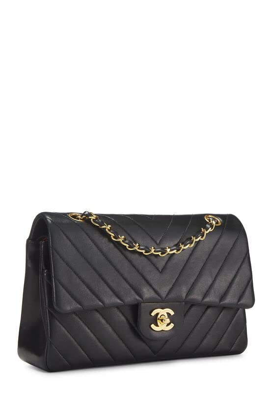 CHANEL, Sac à main classique à double rabat en cuir d'agneau à chevrons noir, taille M, d'occasion, noir