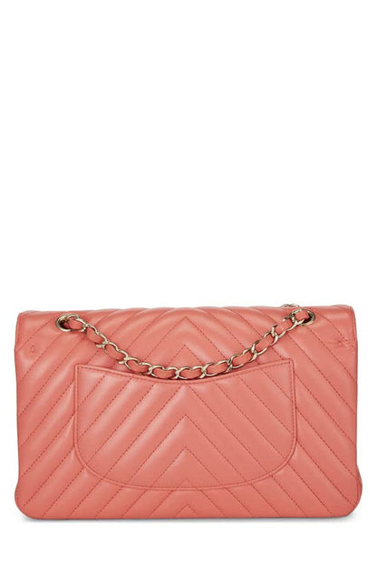 CHANEL, Sac à main classique à double rabat en cuir d'agneau à chevrons rose, taille M, d'occasion, rose