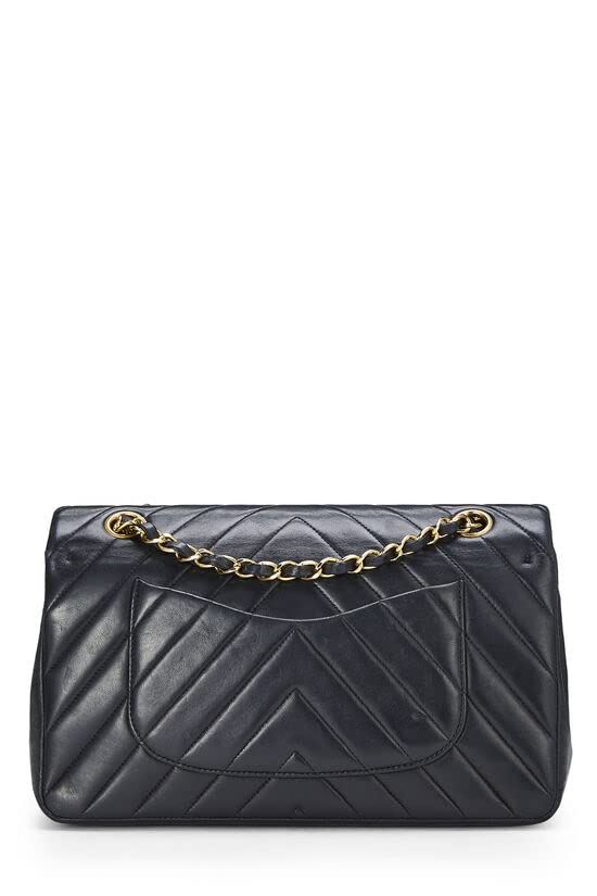 CHANEL, Sac à main classique à double rabat en cuir d'agneau à chevrons noir, taille M, d'occasion, noir