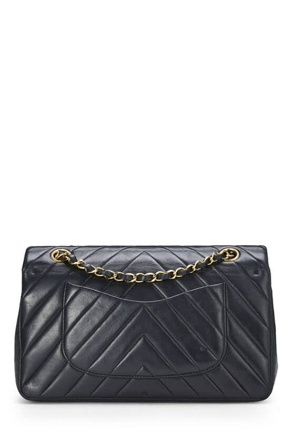 CHANEL, Doble solapa clásica de piel de cordero Chevron negra Pre-Loved Mediana, Negro