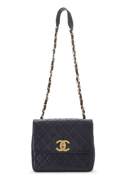 CHANEL, Solapa cuadrada mediana acolchada de piel de cordero azul marino Pre-Loved, Azul marino