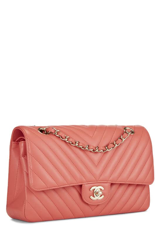 CHANEL, Sac à main classique à double rabat en cuir d'agneau à chevrons rose, taille M, d'occasion, rose