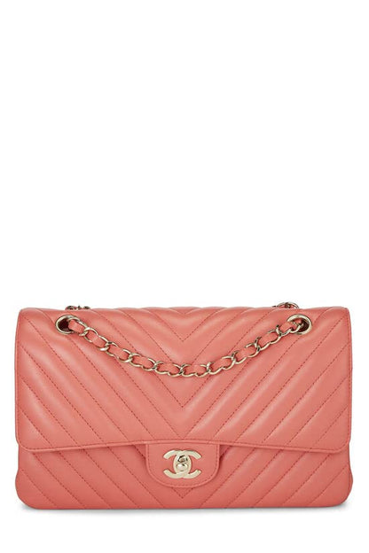 CHANEL, Sac à main classique à double rabat en cuir d'agneau à chevrons rose, taille M, d'occasion, rose