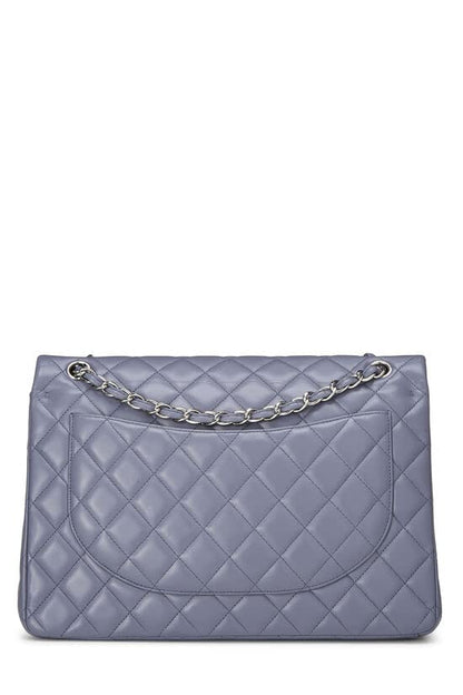 CHANEL, Maxi classique à double rabat en cuir d'agneau matelassé violet d'occasion, violet